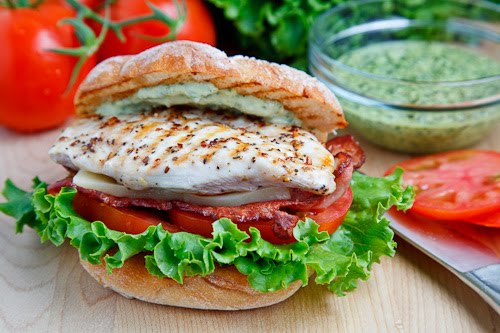 Sandwich pesto-mayonnaise with chicken filet